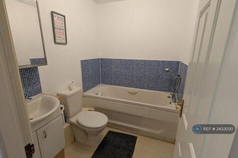 Family Bathroom (Second Floor)