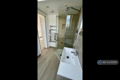 Ensuite Bathroom Upstairs 2