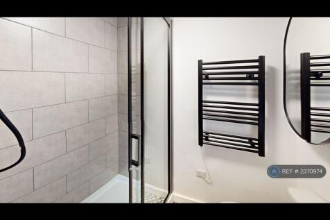 En Suite Toilet And Bath