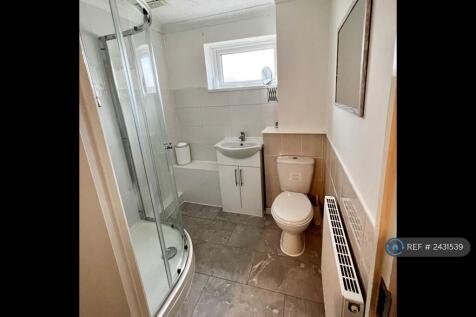 Main Bathroom - Power Shower