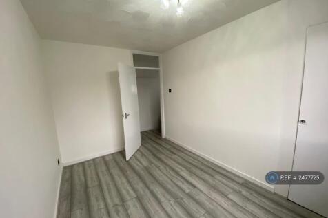 Spacious Double Bedroom-Bedroom 2