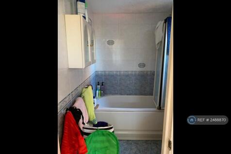 Downstairs-Washroom-Tub