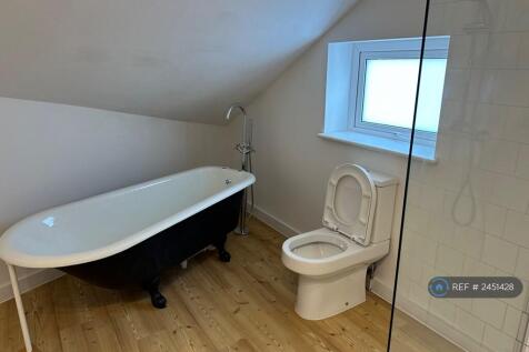 Main Bathroom Rooms 2&amp;3 