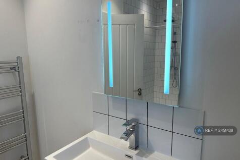 Main Bathroom Rooms 2&amp;3