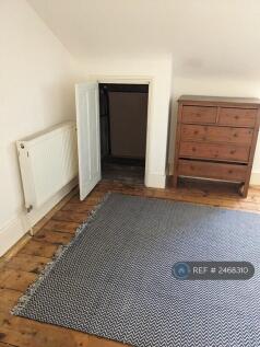 Large Storage Area In Bedroom 