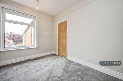 Middle Bedroom 