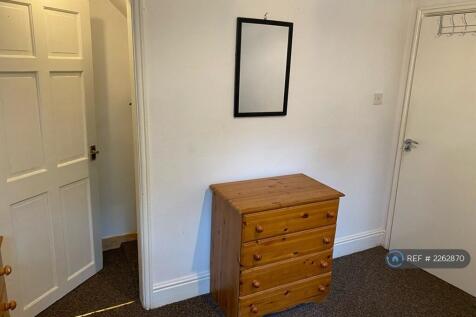 R2 With Walk In Wardrobe