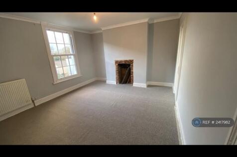 1st Floor Large Bedroom To Front With Ensuite