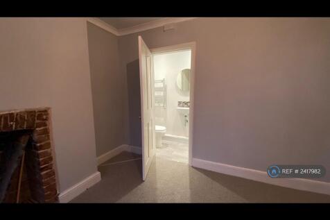1st Floor Large Bedroom With Ensuite Bathroom