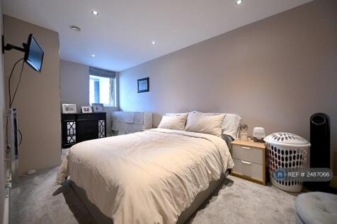 Master Ensuite Bedroom With Deep Pile Carpets