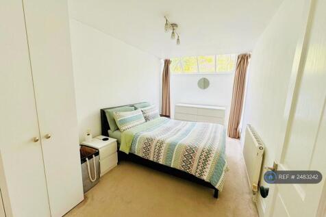 Double Bedroom And Fitted Wardrobe 