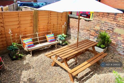 Sunny Garden Ideal With a Glass Of Wine! 