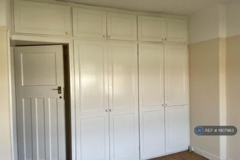 Main Bed Built In Wardrobes