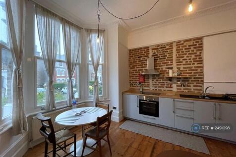 Spacious Open Plan Kitchen With Bay Windows