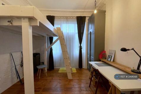 Bedroom With Raised Mezzanine