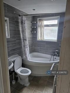 Main Bathroom And Toilet 