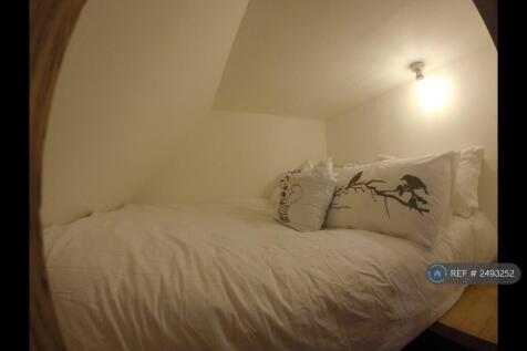 Cosy Elevated Double Bed Area