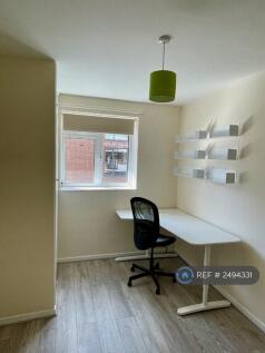 Guest Room (Desk)
