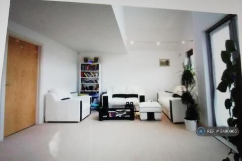 Living Room (6.86 m x 4.75 m)