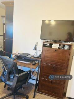 Double Bedroom With Study Desk &amp; Chair