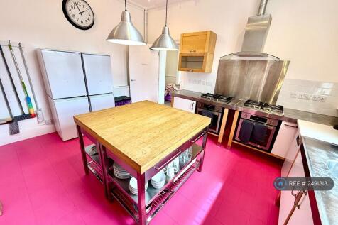 Large Kitchen With 2 Hobs, 2 Ovens &amp; Dishwasher 