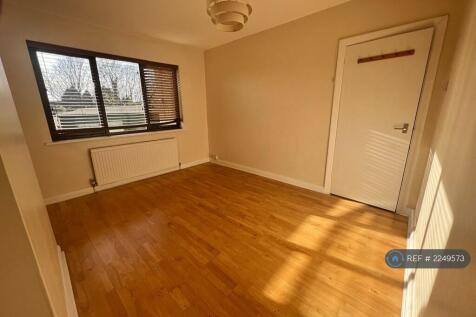 Main Double Bedroom With The Patio &amp; a Tree View