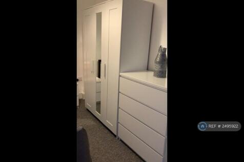 Large Triple Wardrobe &amp; 4 Drawer Chest Of Drawers
