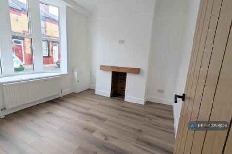 Front Facing Lounge With Fireplace 