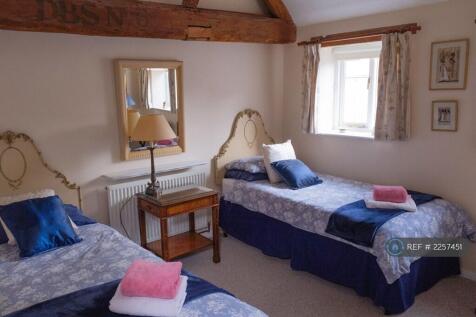 Twin Bedroom Overlooking The Abbey