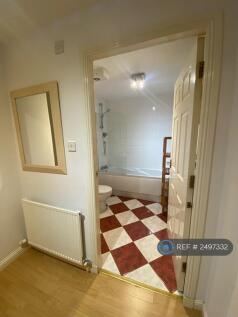 Main Bathroom w/ Shower