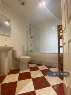 Main Bathroom w/ Shower