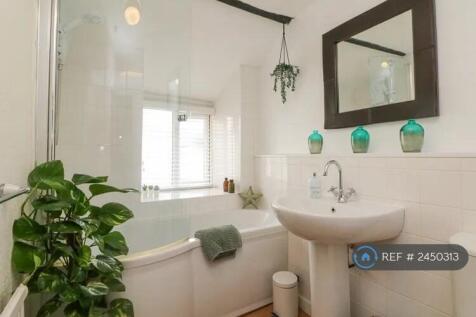 Bright And Relaxing Bathroom