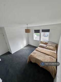 4 Bed Mid-Terrace , Holburne Road, Se3