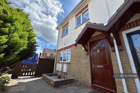 Beautiful, Quiet Location 3 Bed House With Parking