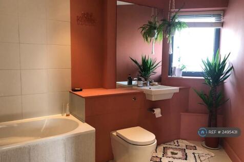 Fully Fitted Main Bathroom