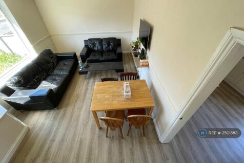 Very Large &amp; Comfortable Communal Lounge