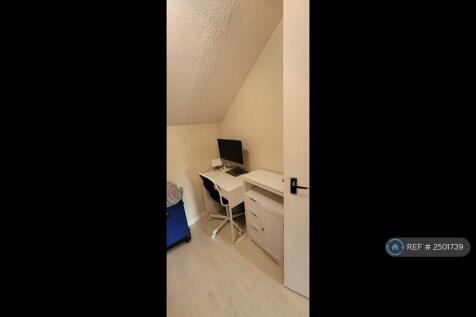 Walk-In-Wardrobe/Office 