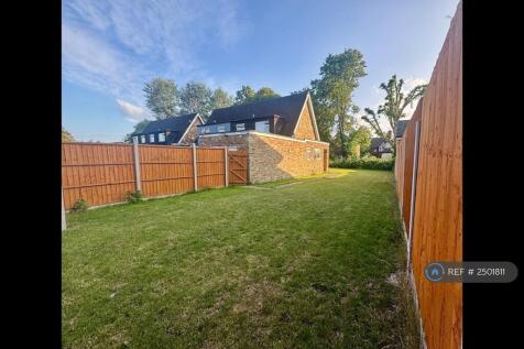 Large Side Garden With Two Gates 