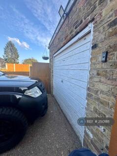 Large Garage With Ring Door Bell &amp; Floodlight