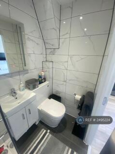 Bathroom/ Shower 