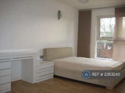 2nd Bedroom w En-Suite