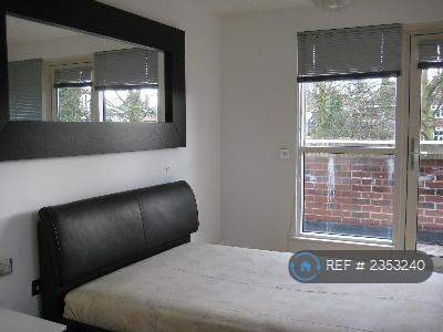 Master Bedroom w En-Suite
