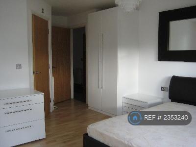 Master Bedroom w En-Suite
