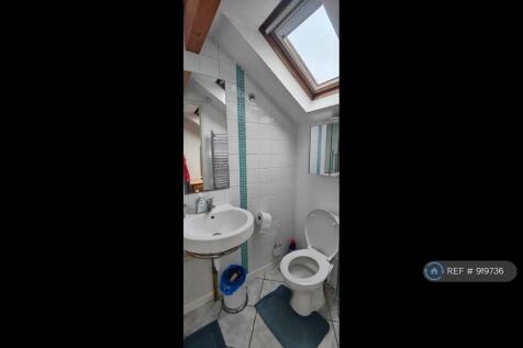 Upstairs En-Suite 