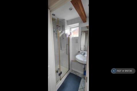 Upstairs En-Suite 