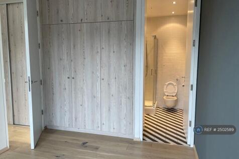 Main Bed Wardrobe &amp; En Suite