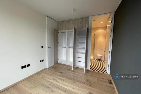 Main Bed Wardrobe &amp; En Suite