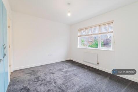 En-Suite Master Bedroom With Built In Wardrobe