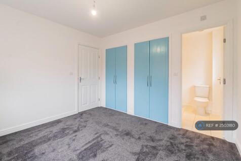 En-Suite Master Bedroom With Built In Wardrobe