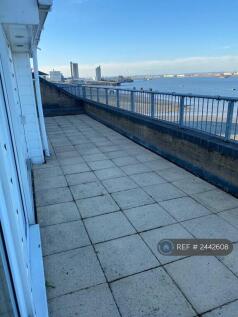 Private Big Balcony Overlooking Thames